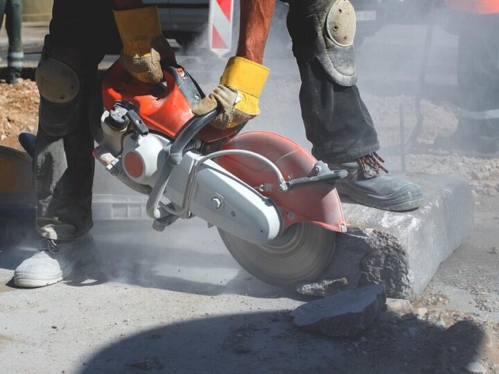 Awaria wodociągu usunięta, ruch na ul. Wałbrzyskiej wraca do normy