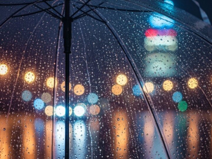 Gęsta mgła nad Wrocławiem – bądź ostrożny na drogach!