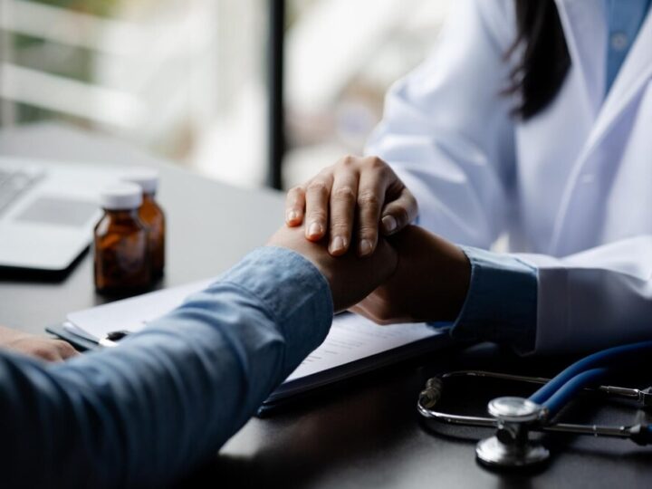 Granatowy mundur, doświadczenie i empatia – policyjna interwencja w kryzysowej sytuacji