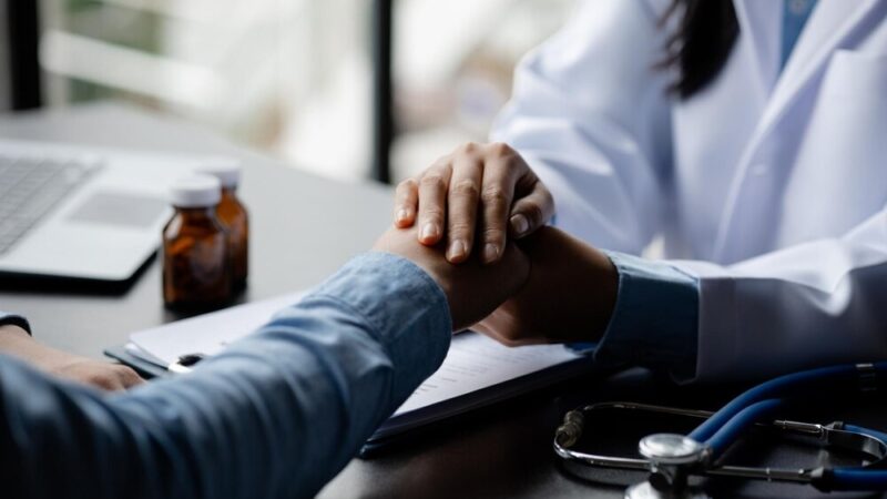 Granatowy mundur, doświadczenie i empatia – policyjna interwencja w kryzysowej sytuacji