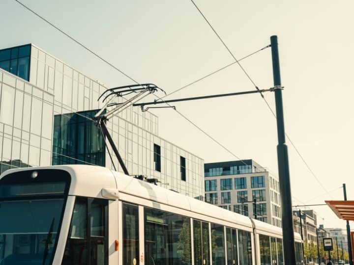 Świąteczny tramwaj rozświetla Wrocław – magia w ruchu!