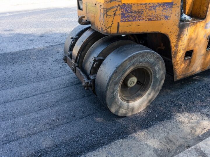 Nowa nawierzchnia na ul. Powstańców Śląskich – prezent dla kierowców we Wrocławiu!