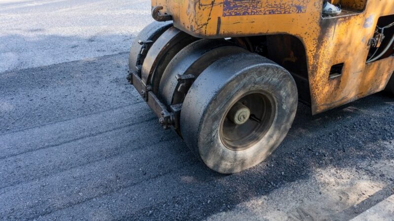 Nowa nawierzchnia na ul. Powstańców Śląskich – prezent dla kierowców we Wrocławiu!