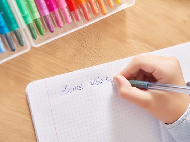 Młodzi w Mundurach: Policjanci Inspirują Przyszłe Pokolenia