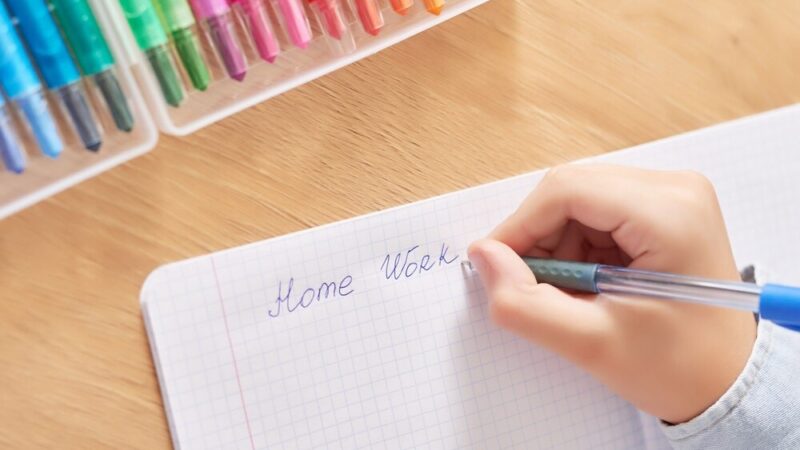 Młodzi w Mundurach: Policjanci Inspirują Przyszłe Pokolenia