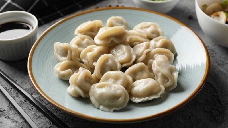 Przepis na świąteczne pierogi ruskie – jak u babci!