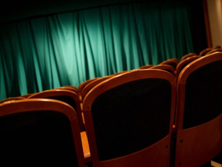 Kapitalizm w krzywym zwierciadle: spektakl „Kiedyś Różą byłam” w Wrocławiu