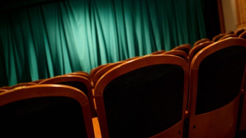 Kapitalizm w krzywym zwierciadle: spektakl „Kiedyś Różą byłam” w Wrocławiu