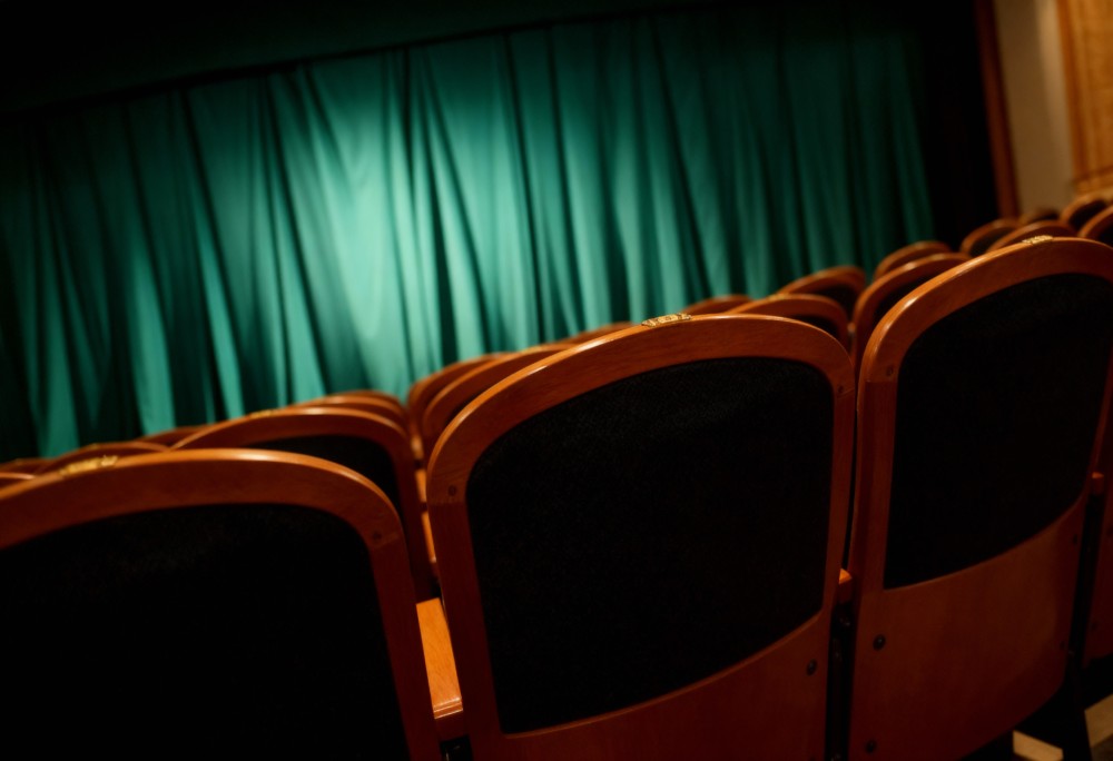 Kapitalizm w krzywym zwierciadle: spektakl „Kiedyś Różą byłam” w Wrocławiu