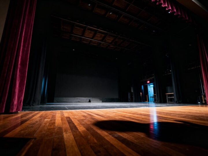 Teatr w centrum handlowym: „Pod Lodem” bada emocje w erze kapitalizmu