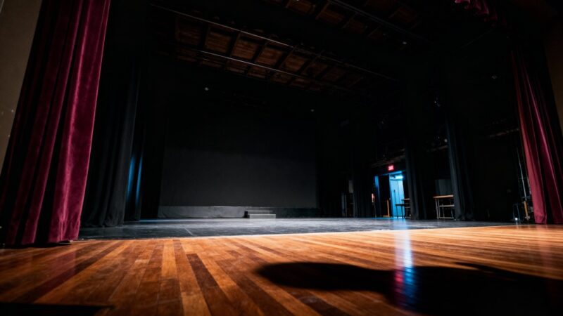 Teatr w centrum handlowym: „Pod Lodem” bada emocje w erze kapitalizmu