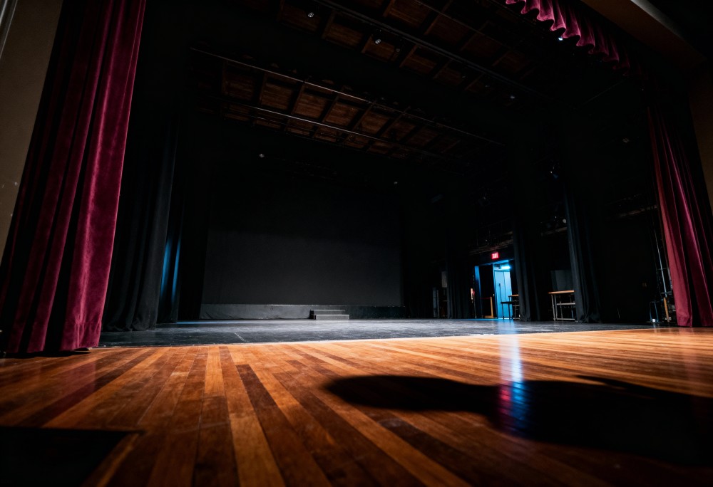 Teatr w centrum handlowym: „Pod Lodem” bada emocje w erze kapitalizmu