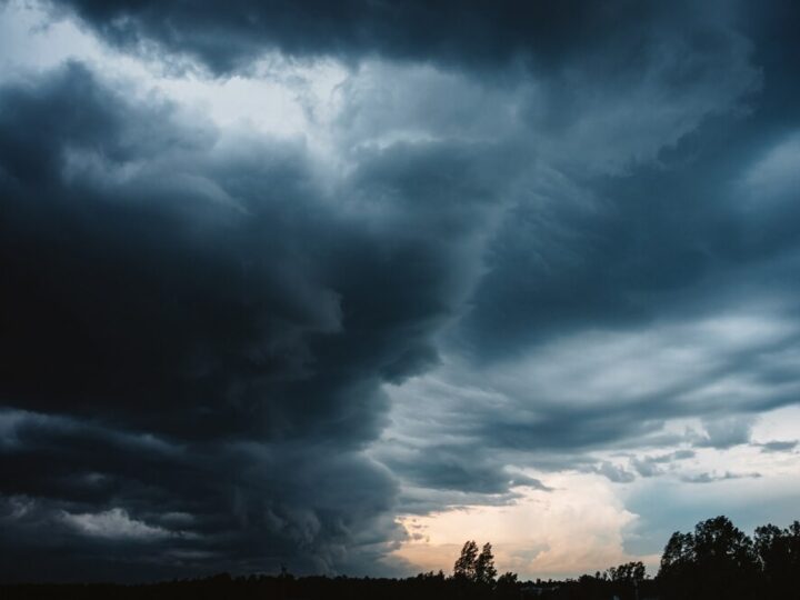 Mroźna noc we Wrocławiu: Miasto walczy z niebezpiecznymi warunkami na drogach