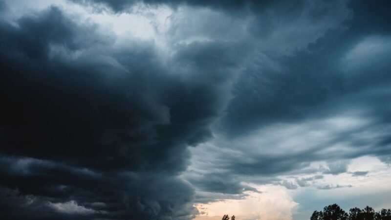 Mroźna noc we Wrocławiu: Miasto walczy z niebezpiecznymi warunkami na drogach