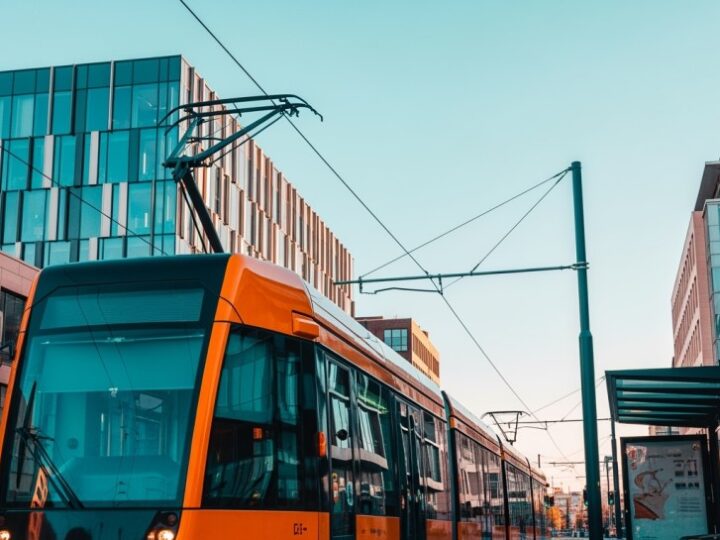 Utrudnienia na Bardzkiej: Nowe zasady w komunikacji miejskiej