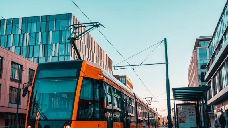 Utrudnienia na Bardzkiej: Nowe zasady w komunikacji miejskiej