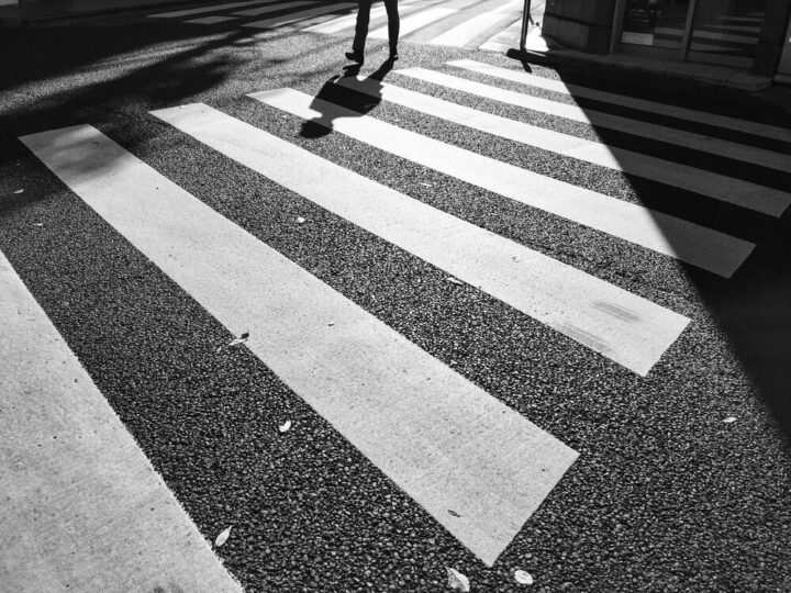 Narkotyki za kierownicą: kierowca bez uprawnień potrącił pieszego na przejściu