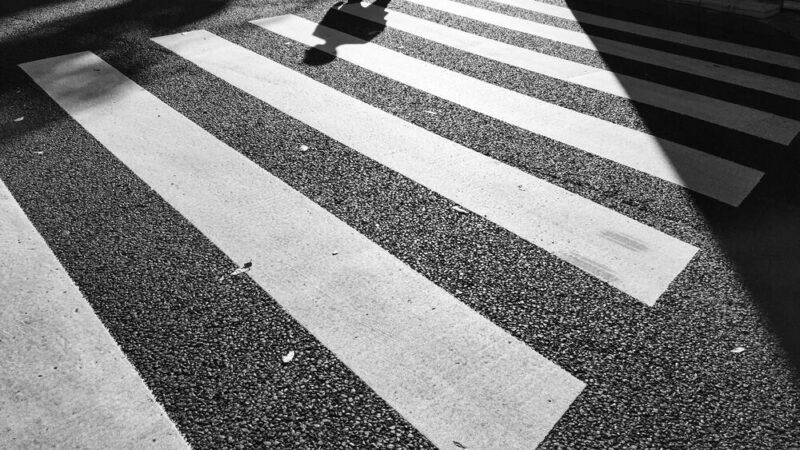 Narkotyki za kierownicą: kierowca bez uprawnień potrącił pieszego na przejściu