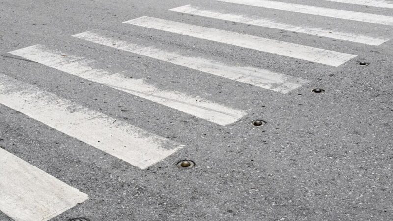 Zwiększ swoją widoczność jako pieszy po zmroku