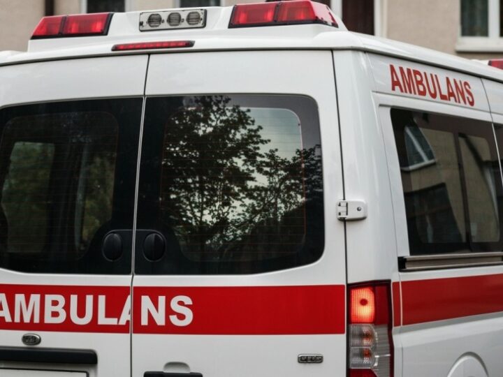 Policja błyskawicznie ewakuuje mieszkańców z płonącego budynku