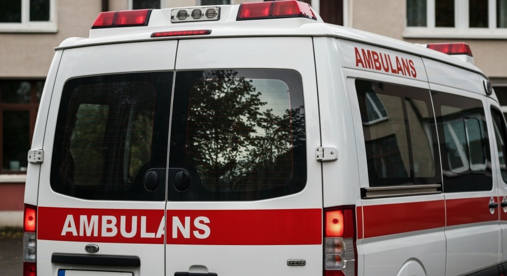 Policja błyskawicznie ewakuuje mieszkańców z płonącego budynku