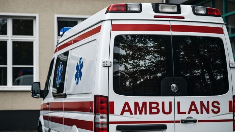 Policjanci w akcji: Uratowali kobietę z zamrożonego samochodu