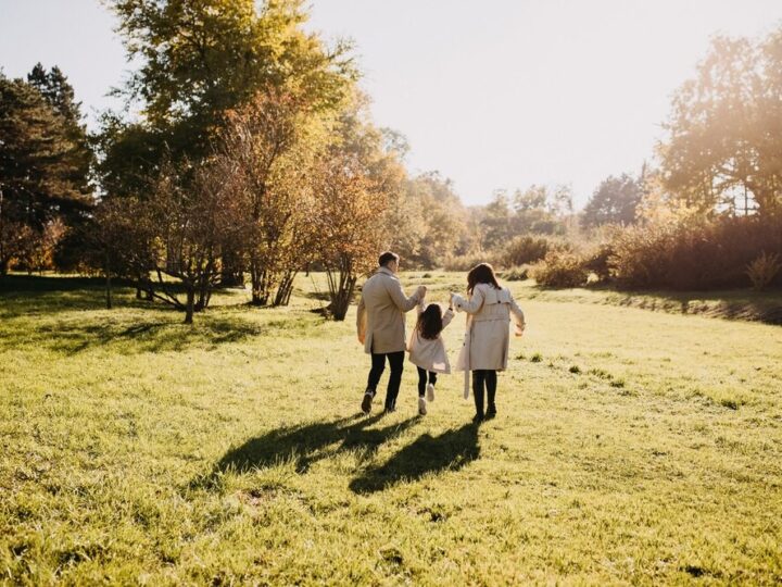 Wsparcie dla pracujących rodziców: Jakie programy dla rodzin z małymi dziećmi są dostępne?
