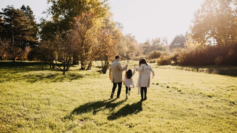 Wsparcie dla pracujących rodziców: Jakie programy dla rodzin z małymi dziećmi są dostępne?
