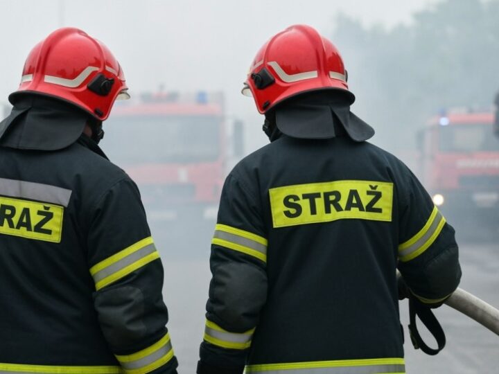 Pożar w bloku na Szczepinie: Ewakuacja mieszkańców i błyskawiczna akcja straży pożarnej