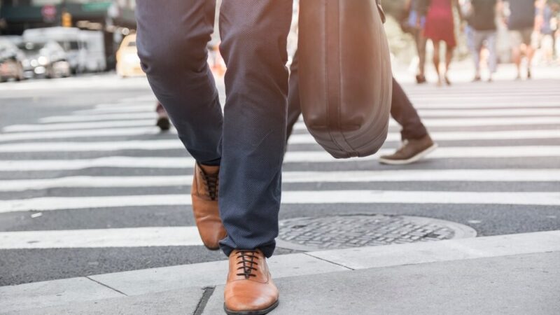 Ekspresówka w nocy: Policjanci ratują pieszego w niebezpieczeństwie