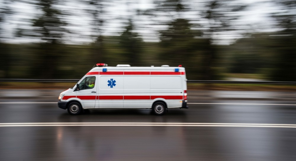 Błyskawiczna akcja policji: Uratowali kierowcę z płonącego auta!