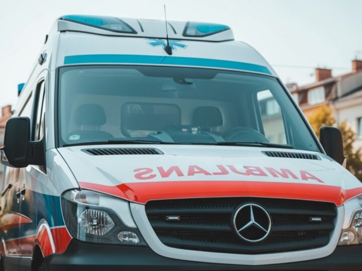 Samochód w Odrze: Kierowca uratowany, służby w akcji!