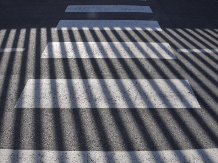 Lód z naczepy ranił kierowcę i pasażera w groźnym wypadku drogowym