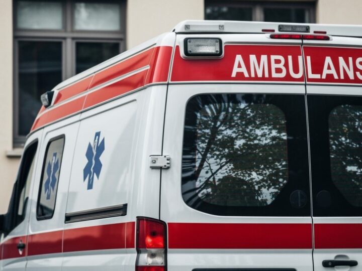 Policjanci z Wrocławia eskortowali dziecko do szpitala w pilnej potrzebie medycznej