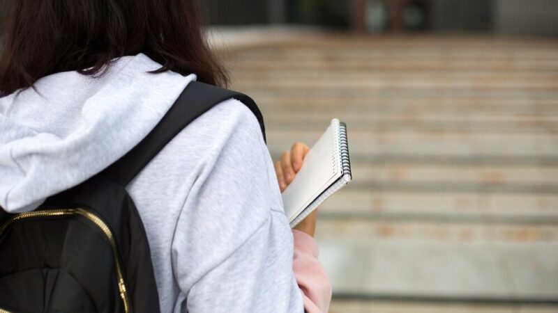 Młodzież mundurowa z Lwówka poznaje tajniki pracy policji w Kłodzku