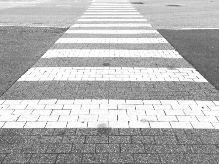 Jak uzyskać zasiłek po wypadku na oblodzonym chodniku w drodze do pracy?