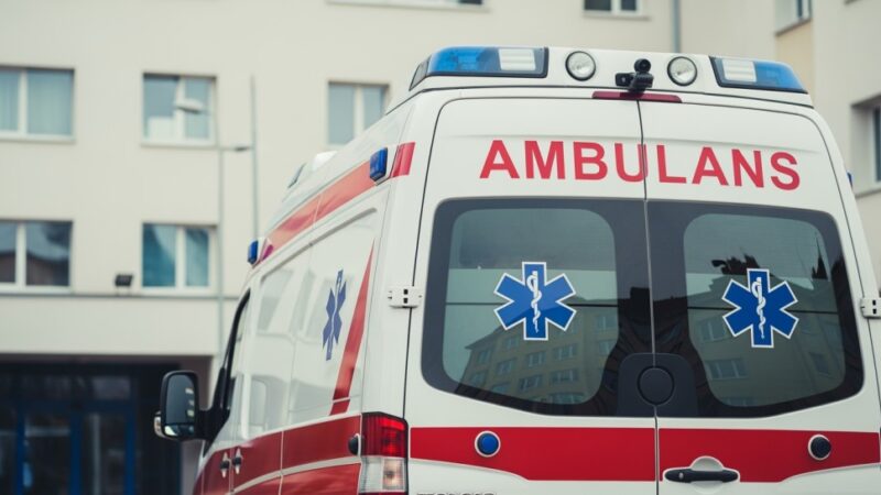 Bohaterska interwencja policji: Mężczyzna uratowany z płonącego budynku w Czernikowicach