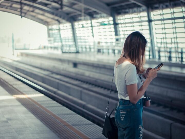 Zimowy chaos na torach Dolnego Śląska: Pociągi wstrzymane przez śnieg i lód