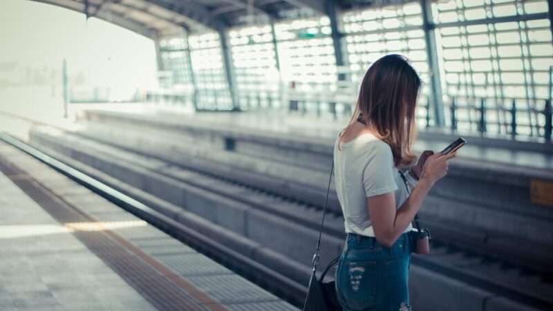 Zimowy chaos na torach Dolnego Śląska: Pociągi wstrzymane przez śnieg i lód