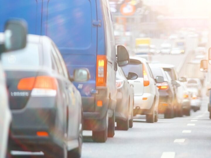 Zimowe niebezpieczeństwo: Jak uniknąć poślizgów na drogach?