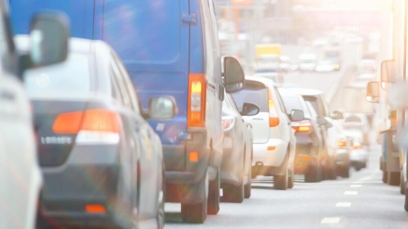 Zimowe niebezpieczeństwo: Jak uniknąć poślizgów na drogach?