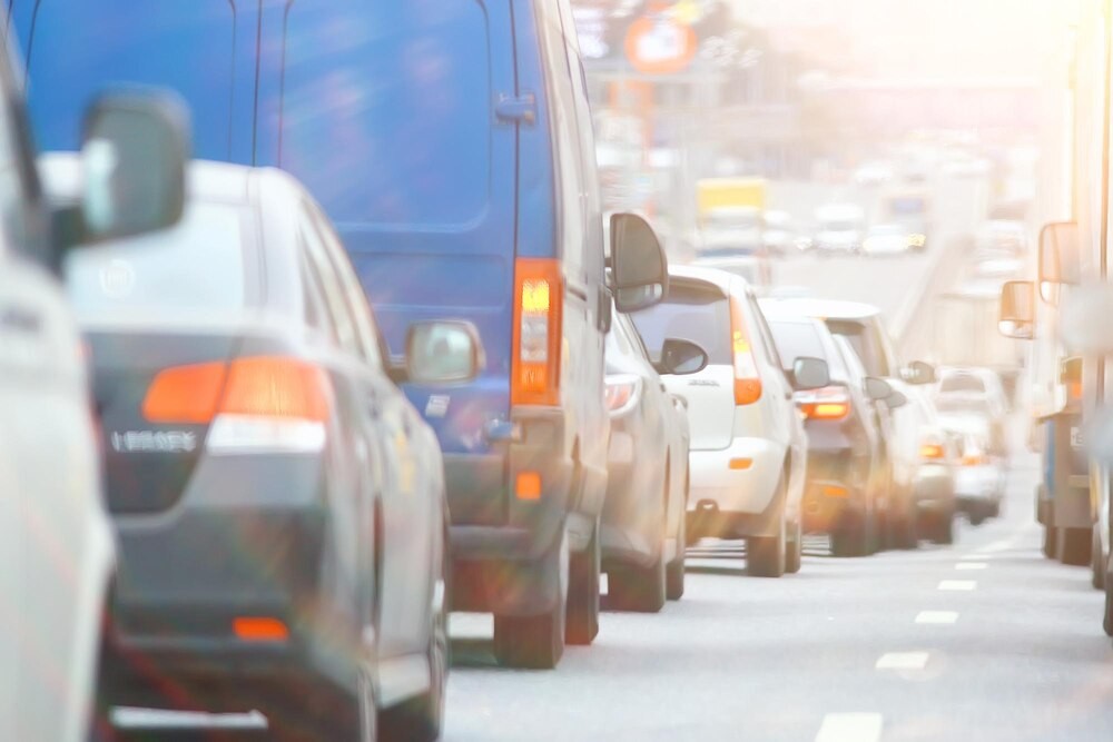 Zimowe niebezpieczeństwo: Jak uniknąć poślizgów na drogach?