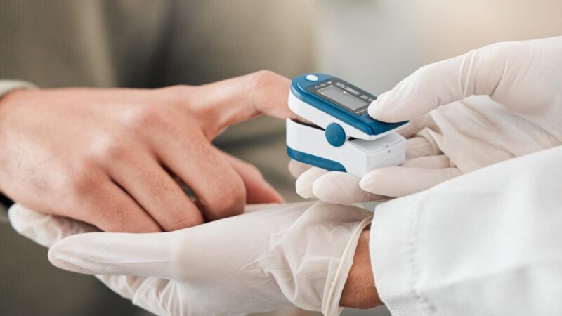 Kłodzcy dzielnicowi uratowali życie mężczyzny w krytycznym stanie