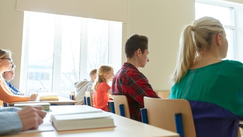 Bezpieczeństwo młodzieży w Jeleniej Górze: Policja i szkoły w akcji!