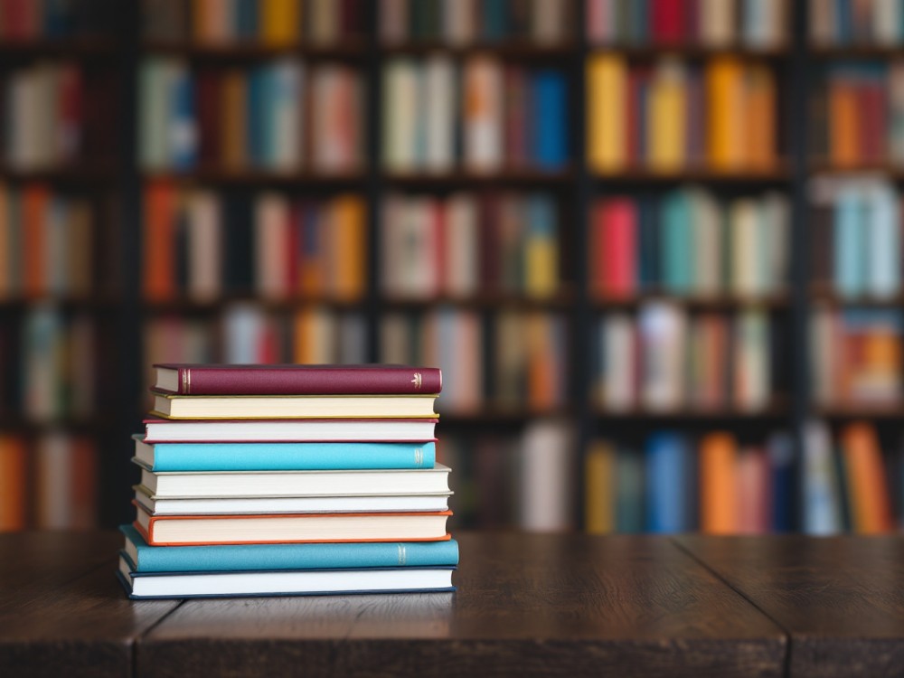 Wiosna w kolorze zieleni: odkryj książki z zieloną okładką we wrocławskich bibliotekach!