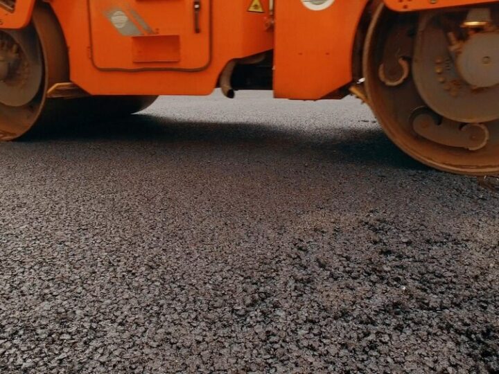 Nocna modernizacja ul. Grabiszyńskiej: Bezpieczniejsze chodniki w zasięgu ręki!