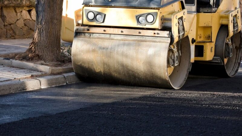 Bezpieczniejsze Gajkowo: Nowe chodniki i zatoki autobusowe z wizytą wójta