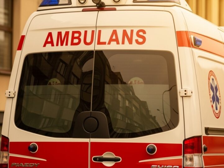 Bohaterska interwencja policjantów: uratowali nietrzeźwego mężczyznę z płonącej łąki!