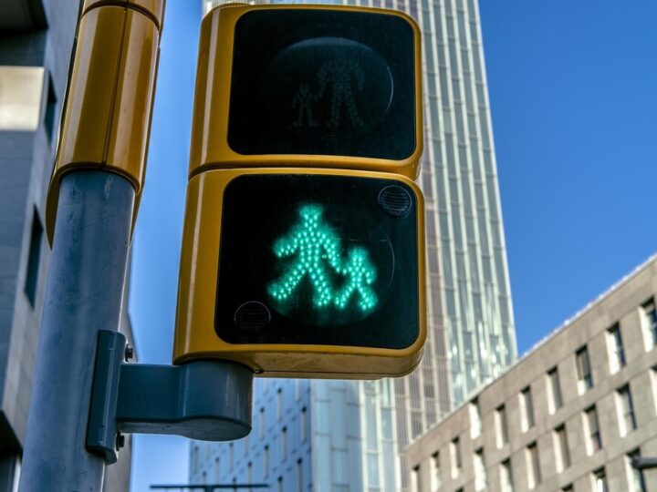 Poważny wypadek na skrzyżowaniu – pieszy potrącony przez autobus