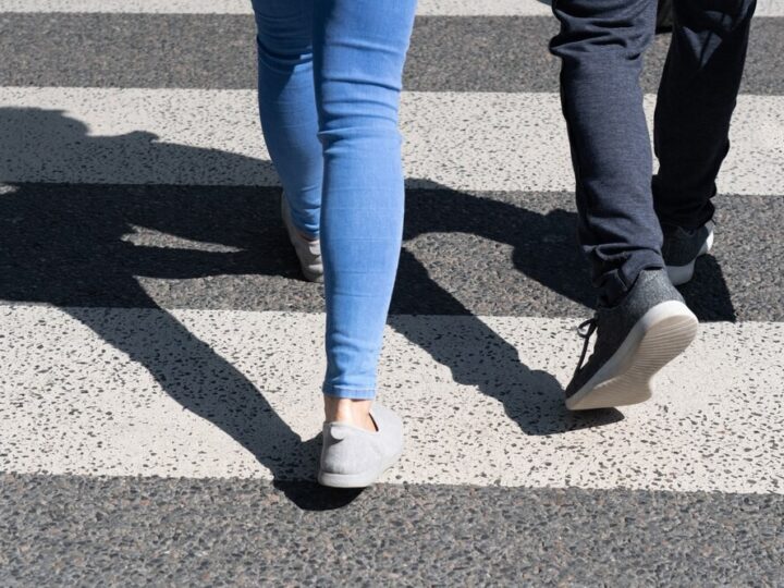 Nowy chodnik na ul. Kurpiów: Bezpieczniejsza droga dla mieszkańców Ołtaszyna!